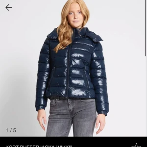 Lager 157 jacka - Hej!🫶  Säljer min helt oanvända populära puffjacka från Lager 157. Helt slutsåld på webben🥰 storlek L