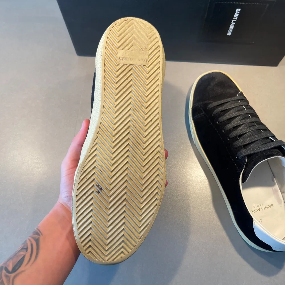 ‼️VI TAR EJ BYTEN‼️ Saint Laurent (SL06) sneakers ⭐️ | Skick: 9,5/10 | Storlek 41 fits 42 | Box, Skopåse, kvitto & kort ingår | Fraktar inom 24H efter köp, på köparens bekostnad 📦 | Hör av dig vid minsta fråga eller fundering 💭. Skor.