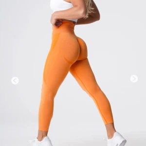 NVGTN tights - Superfina orangea tights från NVGTN i buttersoft tyg 🧡 Knappt använda, ytterst lite noppriga men det tänker man inte på! Nypris är 585kr + tull å frakt från USA! Passar S-M 🧡