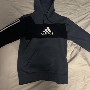Adidas hoodie - Blå hoodie Mycket bra skick Small