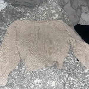 Stickad tröja - Såå fin men kommer inte till användning. Passar folk som är xs-L. Sitter åt lite i midjan och är så himla fint formad. Som ny och inte mycket använd alls. Betalning sker via swish❤️