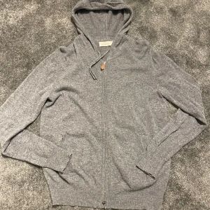 Kashmir hoodie -  Säljer min Kashmir hoodie då den är för liten för mig, den är storlek S och är i gott skick. Nypris är 899kr. Tveka inte att höra av er om ni har frågor.