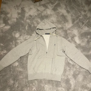 Ralph lauren hoodie - Säljer denna Ralph lauren hoodien i fint skick utan defekter. Passar bra under vintermånaderna. 