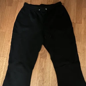 Svarta mjukis med bootcut - Bra skick