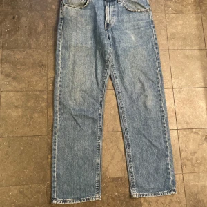 Blå jeans i straight fit - Säljer ett par klassiska blå jeans i straight fit från Mr Gordon . De har en normal passform och är perfekta för vardagsbruk. 