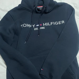 Tommy hilfiger hoodie - Helt ny. Använd nåra gånger Bra skick  Sitter tajt 