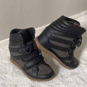 Svarta sneakers med snörning och kardborreband - Supersnygga sneakers med klack i storlek 38💞