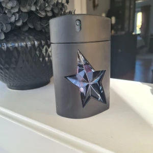 Mugler A*men - Säljer parfymen då jag hittat annat. Grym doft som sitter i hela dagen. 100ml från början, se bild nu 