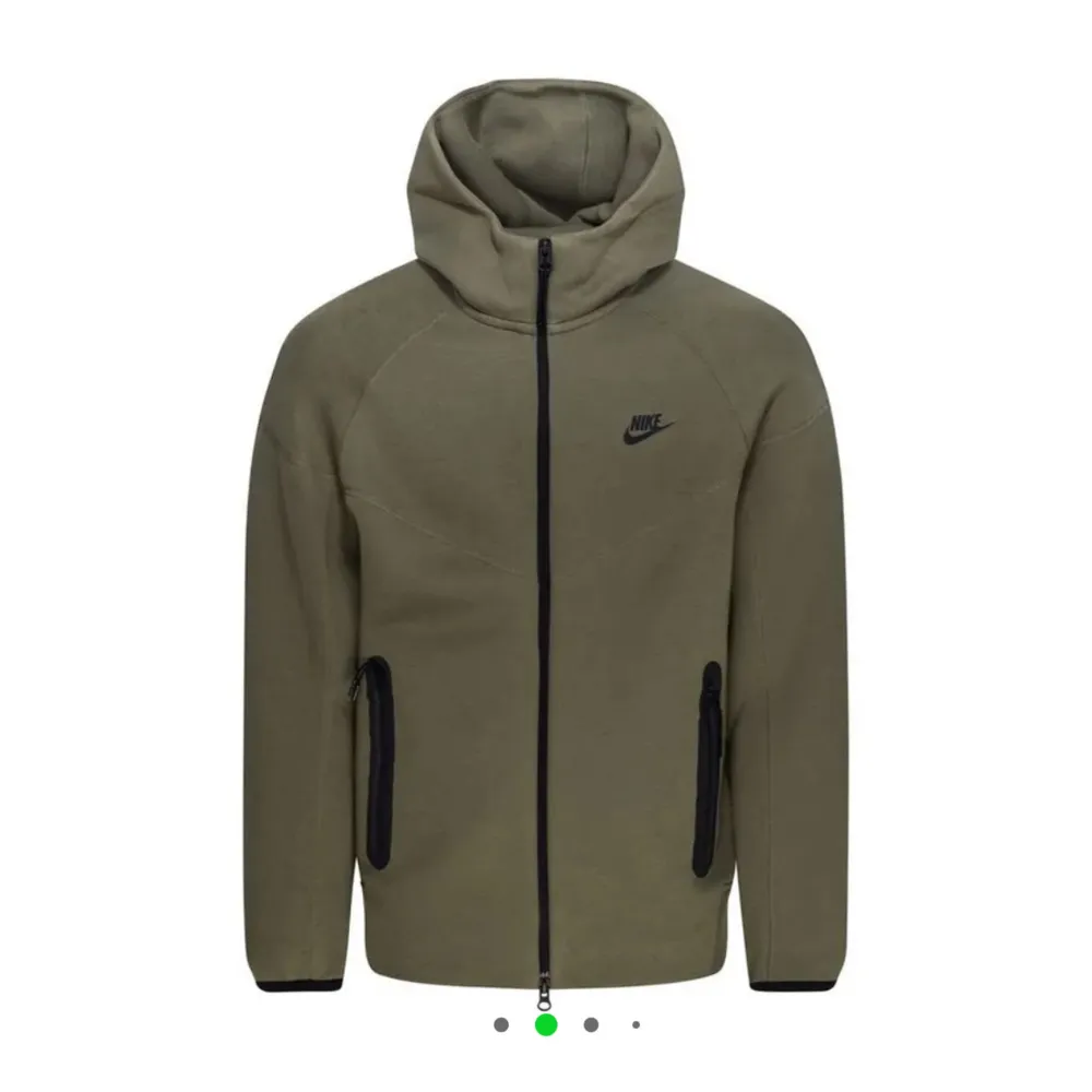 Säljer fräsch Nike tech fleece som inte används, liten lim fläck som du ser på bild 3 men inget man märker. Hoodies.