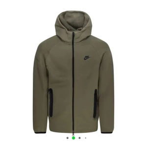 Nice tech fleece - Säljer fräsch Nike tech fleece som inte används, liten lim fläck som du ser på bild 3 men inget man märker