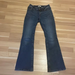  Bootcut jeans, Low wasted  - De är från Lindex, storlek 158. De är i ett  mycket bra skick, använt fåtal gånger.