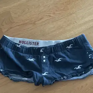 Supersöta mini pyjamasshorts från Hollister. Använda men i okej skick, men därav priset. 