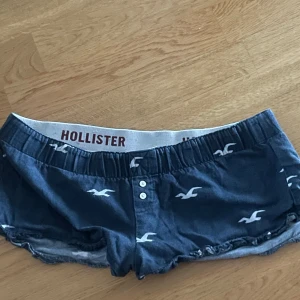 Hollister shorts - Supersöta mini pyjamasshorts från Hollister. Använda men i okej skick, men därav priset. 