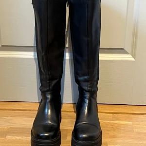 Höga stövlar Vagabond - Snygga och sköna stövlar från Vagabond med resår i skaftet. Helt i läder och sparsamt använda. Normala i storleken. 