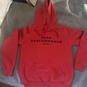 Peak performance hoodie - Säjer en röd peak performance hoodie i S  