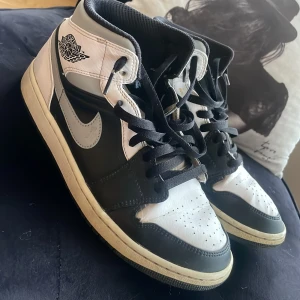 Jordan 1 Mid - Använt, storlek 43! Inget är fel med skorna, behöver bara fixa crease och behöver inte köpa nån material för det! Kan kolla YouTube annars så behöver man inte göra de. Det är längst fram som du ser me hållen som man kan fixa lätt hemma👍👍