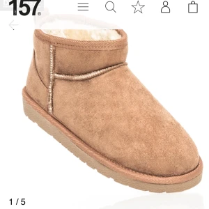Uggs  - Säljer mina ”Uggs” från lager157. Helt nyskick, använda en gång. Råkade köpa för stor storlek.. så säljer vidare de 🥰✨ de är i 40/41 och är slutsålda 