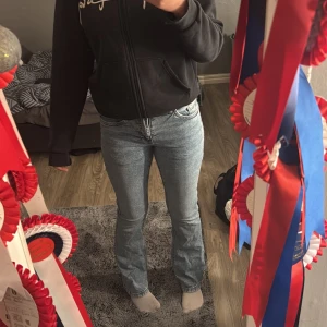 Blå jenas med snygg ficka - Inte annvända något