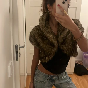Päls Bolero - Jätte söt bolero i fuskpäls som går att knäppa💕 Strl Xs Köp via Plick