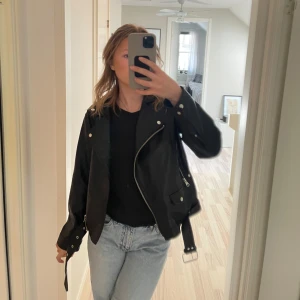 Höstjacka  - den perfekta höstjackan enligt mig i inte äkta läder. köpt på Zalando för 500kr. Är använd en säsong och är i så bra skick. 