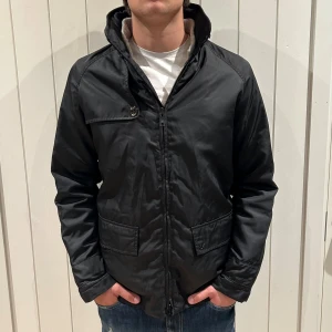 Jacka ifrån Thomas Burberry - Snygg jacka ifrån Thomas burberry. Inga defekter. Modellen är 185. Storlek M