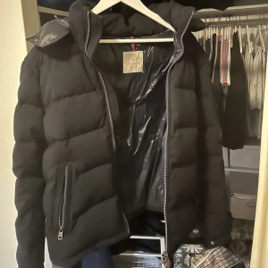(INTRESSEKOLL)Moncler montgenevre - Tja kör en intressekolll på min Moncler jacka den är bara använd en vinter väldigt fint skick.Jackan är i storlek 2 vilket motsvarar m  Tveka inte på att höra av dig kom med prisförslag eventuellt byten😄