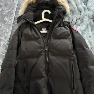 Canada goose winter jacket - Canada Goose vinterjacka. Använd två vintrar. Men förvarad väl och lika bra skick som ny. Behöver sälja innan jag flyttar utomlands. Kvittot finns! 