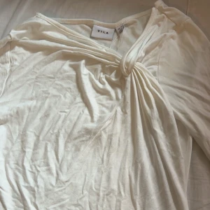 Vila tröja med volang vid nacken  - Vila tröja med volang vid nacken 