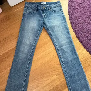 Jättesnygga lågmidjade jeans från Lee utan defekter💗 Måtten är 35cm tvärs över midjan och innerbenslängden är 68cm