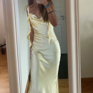 Ginatricot satinklänning💛 - Gina tricots frill dress💛 Storlek 34  Prislapp kvar, endast provad! Fler bilder kan fixas!💛💛 