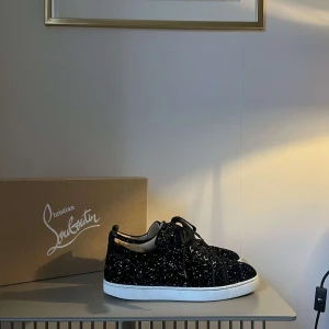 Christian Louboitin - WTS   Christian Louboutin Louis Junior Orlato Flat Skick: 8/10 Size: 45 fits smaller  OG box, dustbags, extra laces  BIN: 3400 men skicka gärna ett förslag!