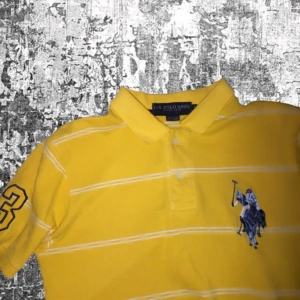 Gul randig pikétröja från US Polo Assn - Säljer en gul polo från US Polo Assn säljer för bra priss tröjan är knappast använd!