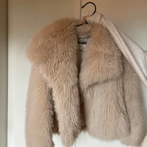 Zara päls jacka - Säljer den här jätte snygga mysiga pälsjackan från Zara!!🤩(inte riktig päls)💕 perfekt till hösten och vintern🫶🏼🫶🏼färgen är lite rosa beige😊