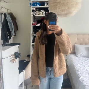 Teddy jacka  - Som ny, väldigt söt och skön, kan ha till vinter om man har nått tjockt under (brun & beige färg ) väldigt populär då den är slutsålt i alla storlekar och färger 