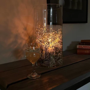 Vitt vin 🍷 - Lite vin får man väl unna sig ibland 🍷 Men denna gången i stearin & paraffin ljus!   Går ej att köpa med doft!   Vikt: 184g   OBS! Ljus kan ej tändas!!   Vid…önskemål finns det möjlighet för upphämtning/träff 