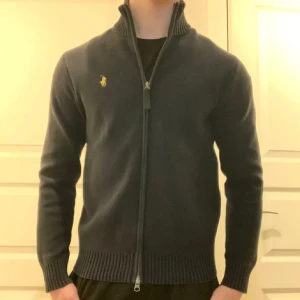 Ralph Lauren Helzip - Säljer denna feta Ralph Lauren helzip i strl S. Den är i mycket gott skick utan skador. Bara att skicka ett pm för frågor🙌  Pris går att diskutera.