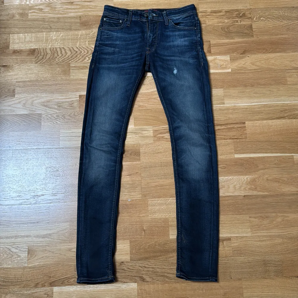 Ett par snygga jeans från Jack & Jones  I storlek W27 L32. Jeans & Byxor.