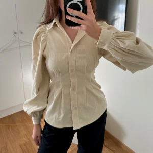 Ribbad skjorta   - Snygg ribbad skjorta från Gina Tricot. Perfekt nu till höst/vinter. 🫶🏼 Oanvänd!  Storlek 32, men är lite stor i storleken, passar bra för 34&36.