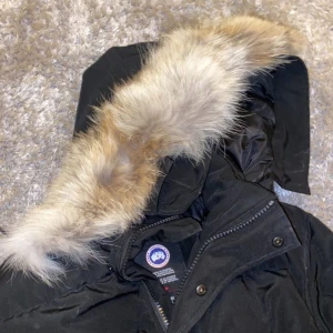 Canada goose jacka  - Säljer min riktigt feta Canada Goose jacka som är perfekt till vintern🔥. Säljer eftersom den är för liten men också för att jag inte är helt säker om den är äkta. Köptes på Plick för 🌟4500kr🌟 och fick ett legit kvitto av den killen. Mitt pris: 4000kr