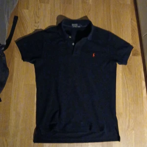 Ralph Lauren piké  - Tja, jag säljer min snygga Ralph Lauren piké för pengar behövs. Den är i fint skick utan någon defekt. Tvättas innan frakt. Hör av dig ol funderingarar