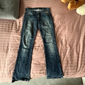 Vintage low waist jeans ❤️ - Säljer nu mina vintage jeans från replay då dem blivit förkorta, står att det är L32 men skulle gissa på L30 eller kortare ❤️Dem är upplagda av förra ägaren så därför är dem lite korta, passar nog någon runt 145-155 cm ❤️ Rosa fläck på låret (bild 4) ❤️