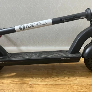 Elsparkcykel - Freev evs pro 400 Fullmatad elektrisk kickbike med dubbla lås  Motorstyrka: 350 W Upp till 20 km/h hastighet Upp till 25 km räckvidd Laddare ingår Låset där nere kan jag tyvärr inte  Kan sänka priset