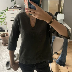 Soft goat tröja  - Säljer min super fina soft goat tre kvarts tröja med en liten v ringning. Ganska använd men är ändå i fint skick. Super snygg nu till hösten! Lite nopprig därav priset.