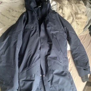 Houdini jacka  - Säljer nu min superfina vinterjacka från Houdini ❤️ Den är helt oanvänd men endast testad. Superskön nu till vintern🥰 Nypris: ca 6-7 tusen 