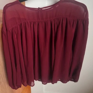 Vinröd blus - Snygg blus i höstens färg! Jättefin o super bra skick! Från indiska, passar även M