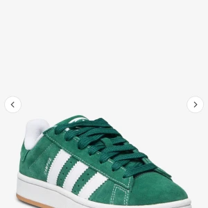 Campus 00s - säljer min gröna campus 00 för dom kommer inte till användning mer har använt dom i sommaras men nu vill jag sälja dom, skriv privat för fler bilder💞skorna är i ett bra skick 