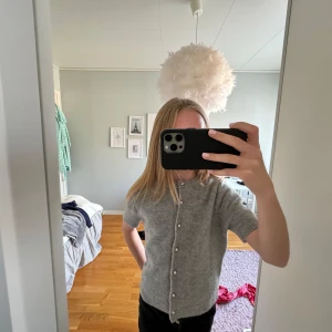  Stickad kortärmad tröja - Hej, jag säljer den här jätte fika sticade tröjan från Zara. De två först knaparna är lite lösa men går såklart att fixa. Pris kan diskuteras!!💛💛