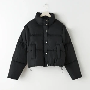 Svart pufferjacka - Svart croppad pufferjacka. Jackan har dragkedje- och tryckknappsstängning framtill och fickor i sidorna.  Supersnygg och passar till det mesta! Ordinarie pris: 499:-