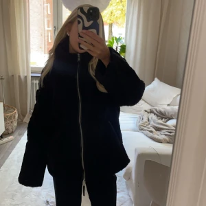 Teddyjacka hm - Teddyjacka från hm, helt ny med prislapp kvar. Storlek small. Endast intressekoll, kan tänka mig sälja för bra pris.