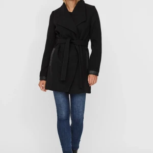 Svart kappa med läder detaljer  - Svart kappa med med läder detaljer, har använt 1-3 gånger 